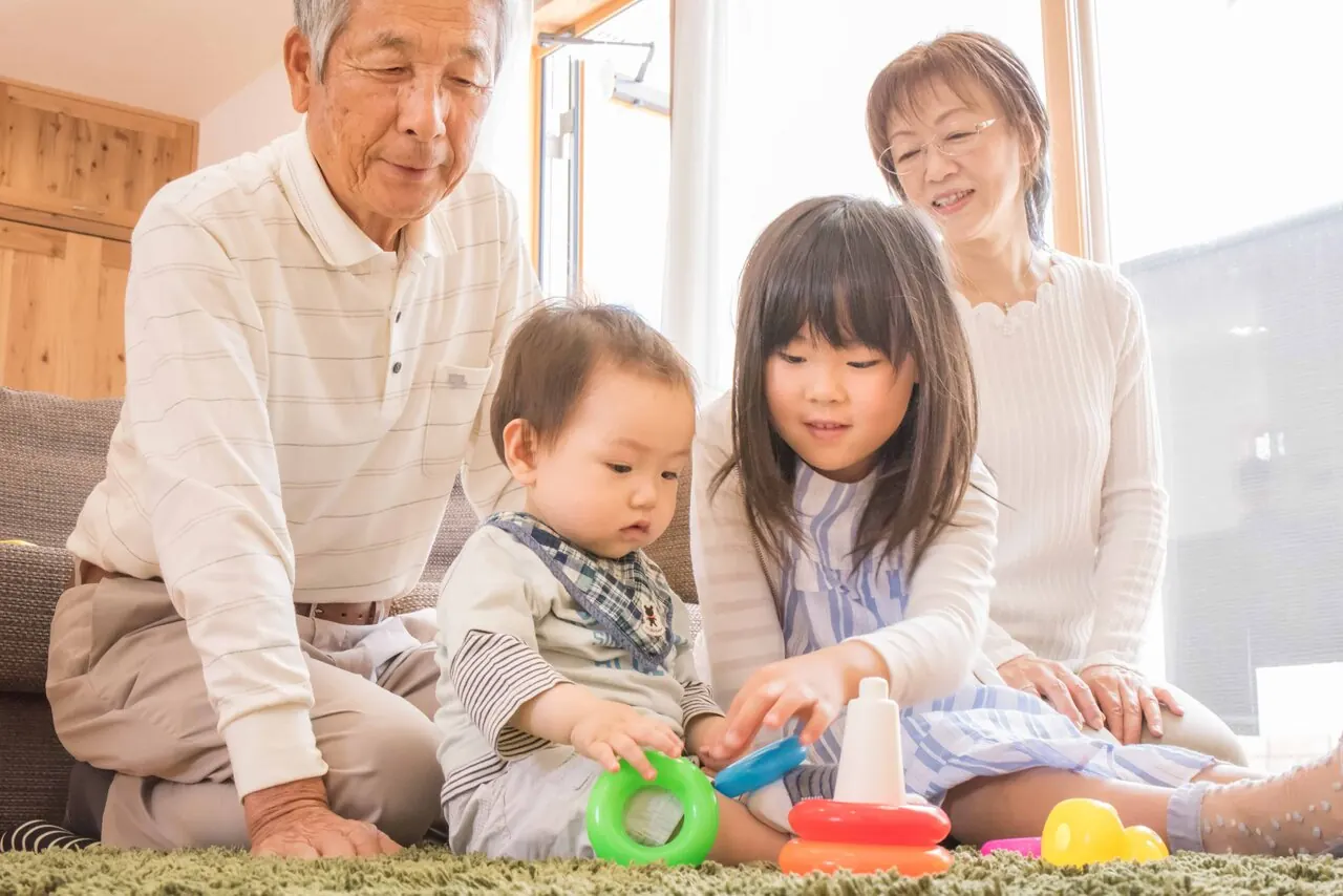 家族と過ごす暖かいリビング
