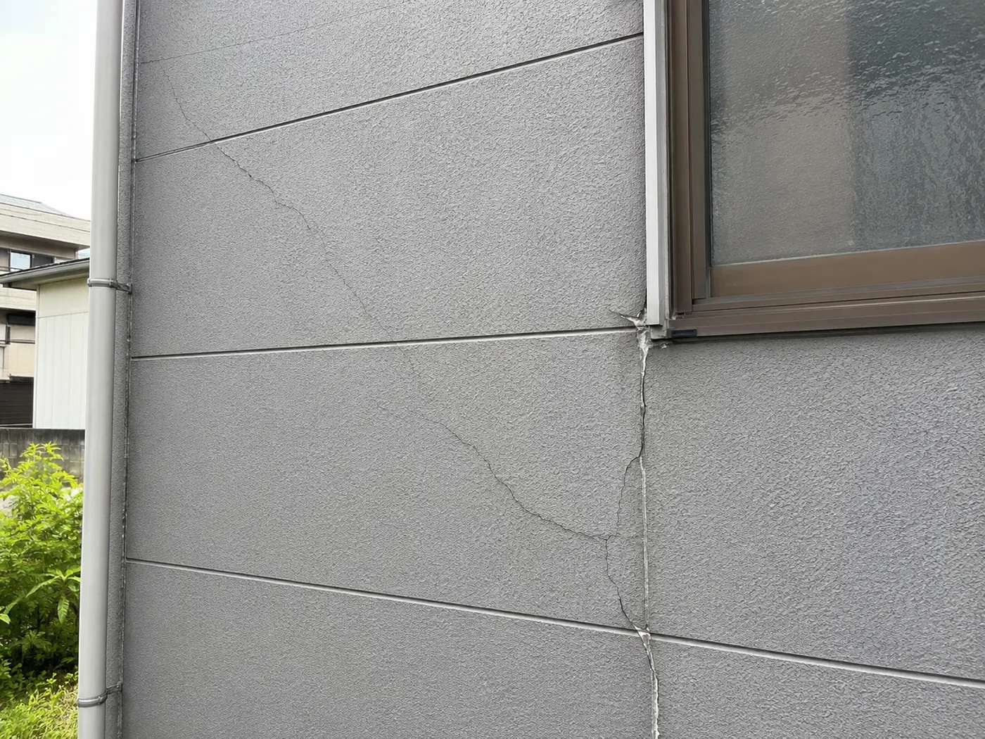 外壁にヒビが入っている