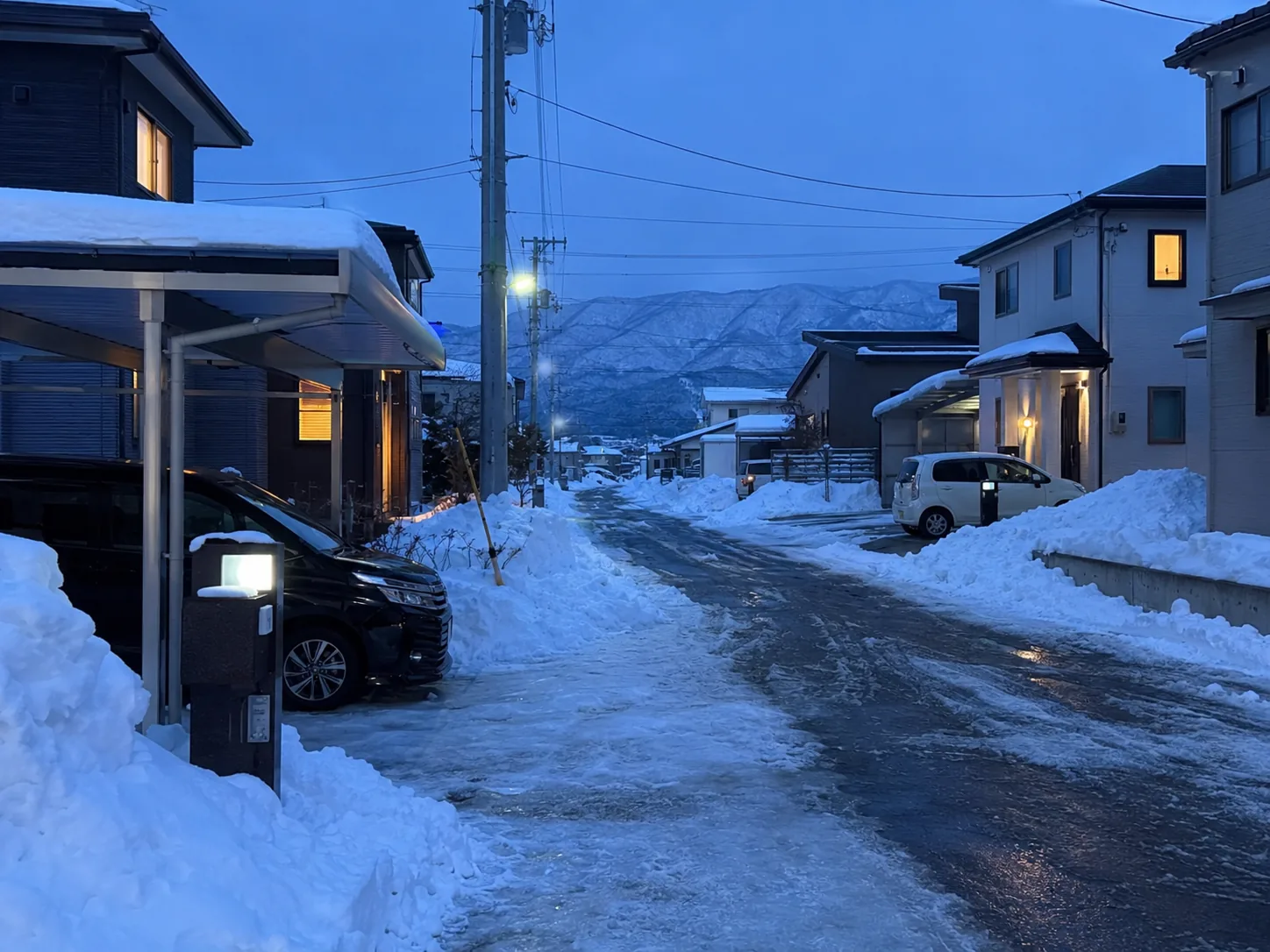 信州の冬、雪景色の住宅街
