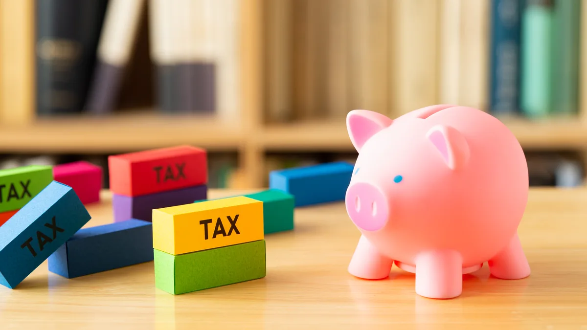 TAXのブロックと貯金箱