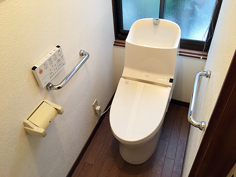 故障したトイレを素早くリフォーム！併せて床や壁も新しく