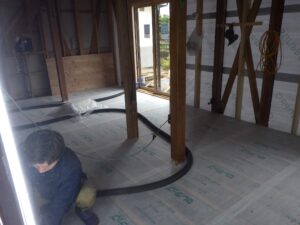 【松本市梓川】セルロースファイバー施工中