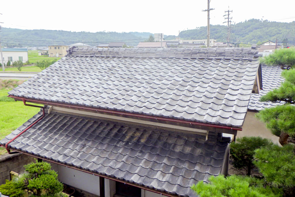 瓦屋根のコケを洗浄してツルツルな屋根へとリフォーム