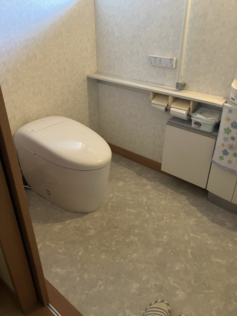 たった1日で完成！掃除しやすいタンクレストイレへの交換